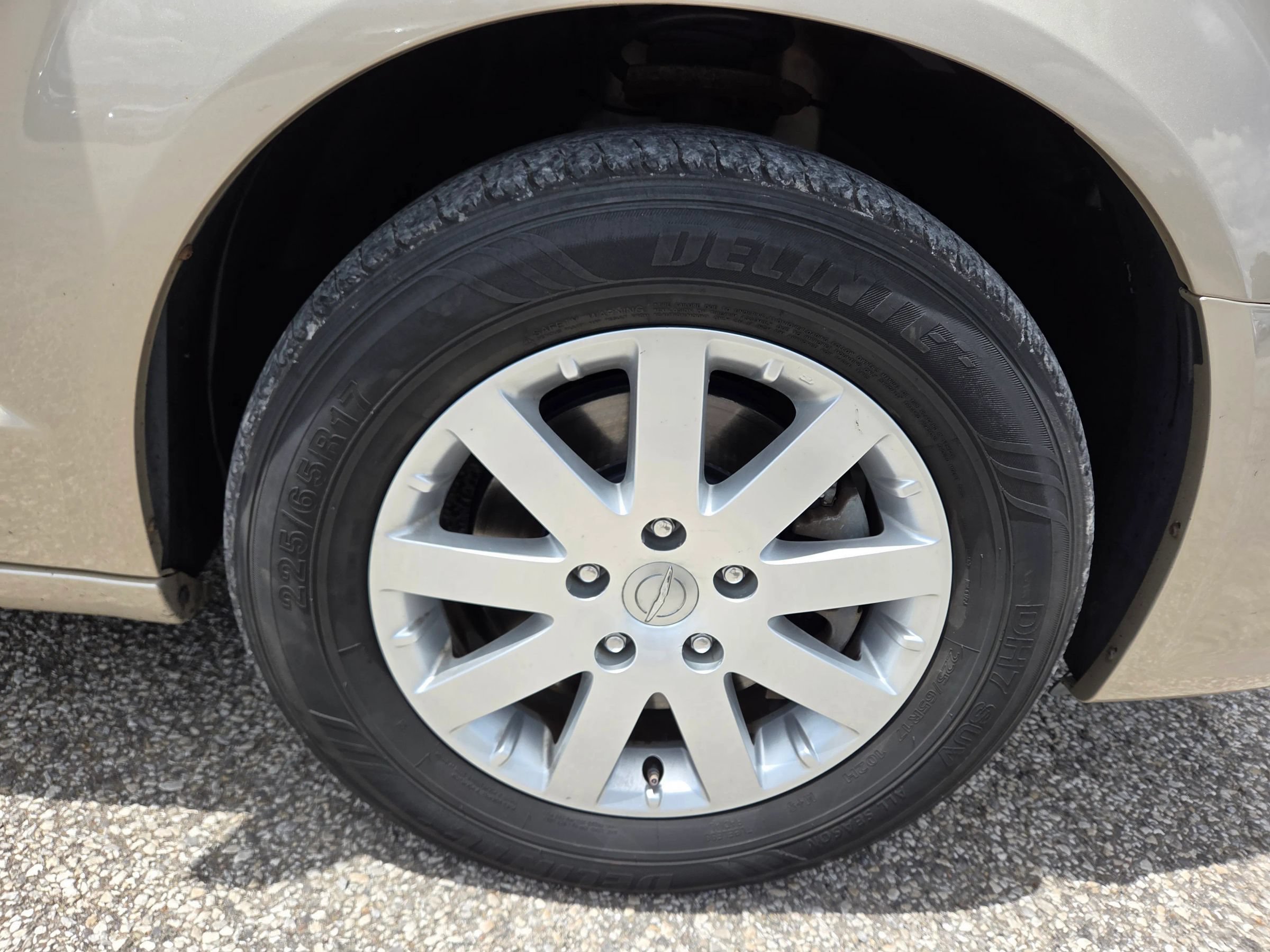 Used 2016 Chrysler Town & Country Touring FWD image 9