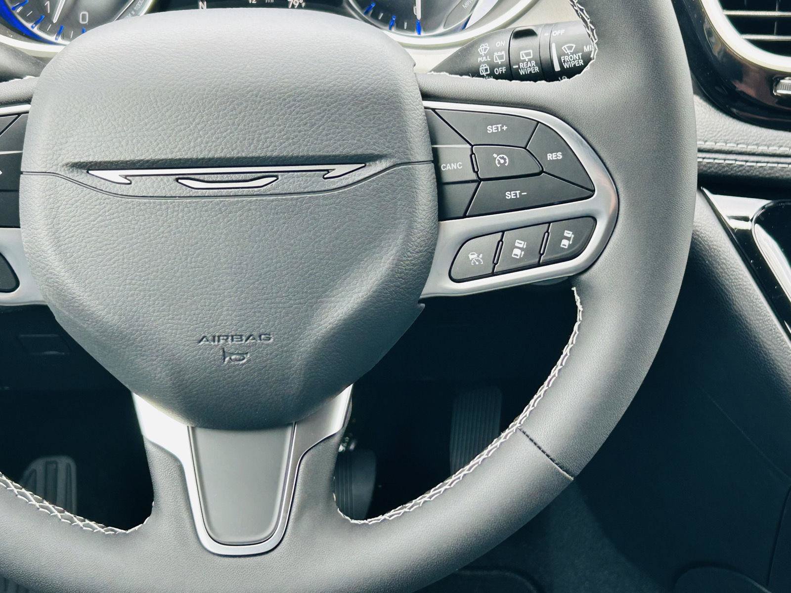 New 2027 Chrysler Pacifica Select FWD image 18