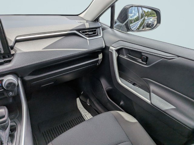 Used 2021 Toyota RAV4 LE AWD/4WD image 16