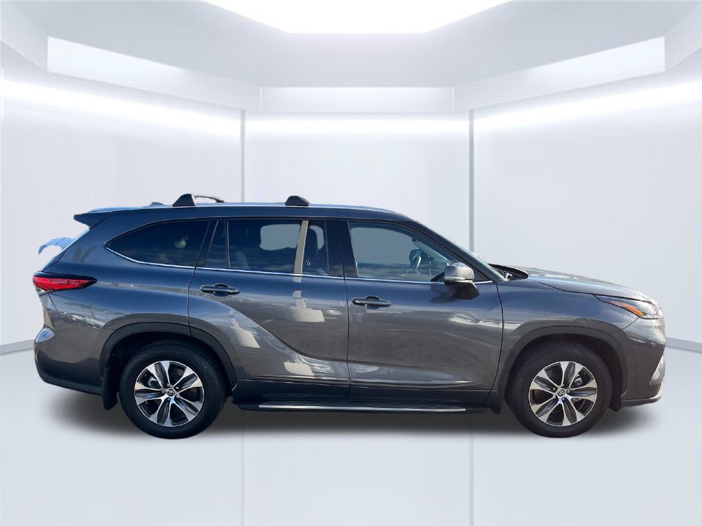 Used 2022 Toyota Highlander XLE FWD image 6
