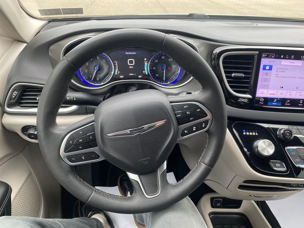 Used 2023 Chrysler Pacifica Touring-L FWD image 15