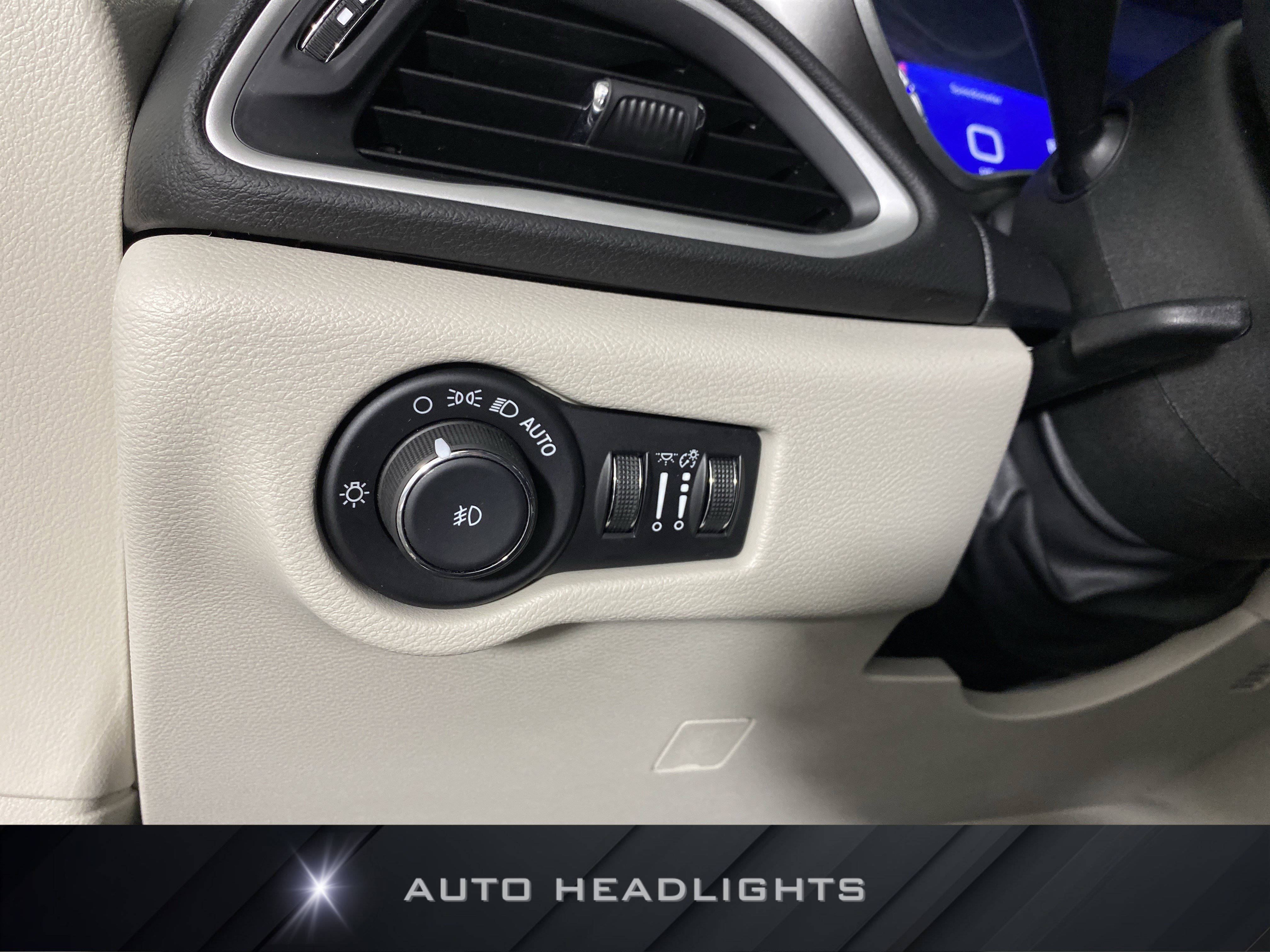 Used 2024 Chrysler Pacifica Touring-L image 24