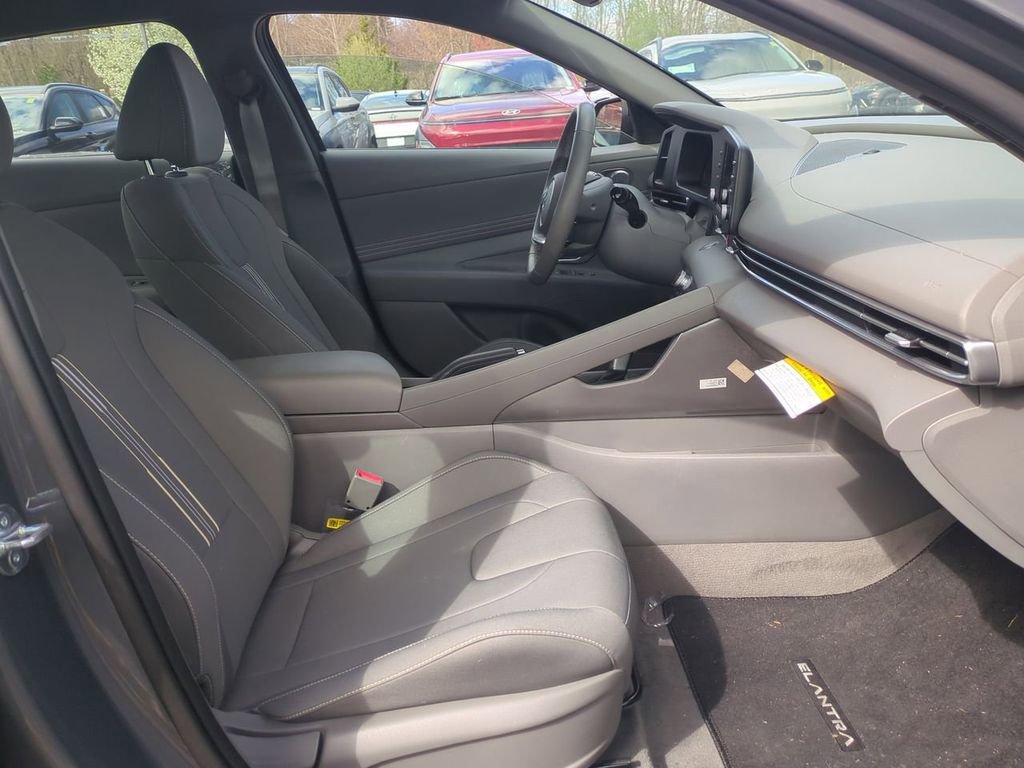 Certified 2025 Hyundai Elantra Sport FWD image 25