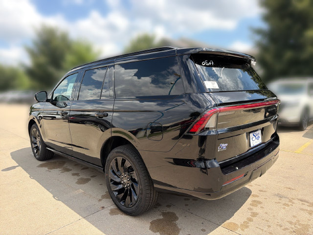 New 2026 Lincoln Navigator Reserve w/ Jet Appearance Package AWD/4WD image 9