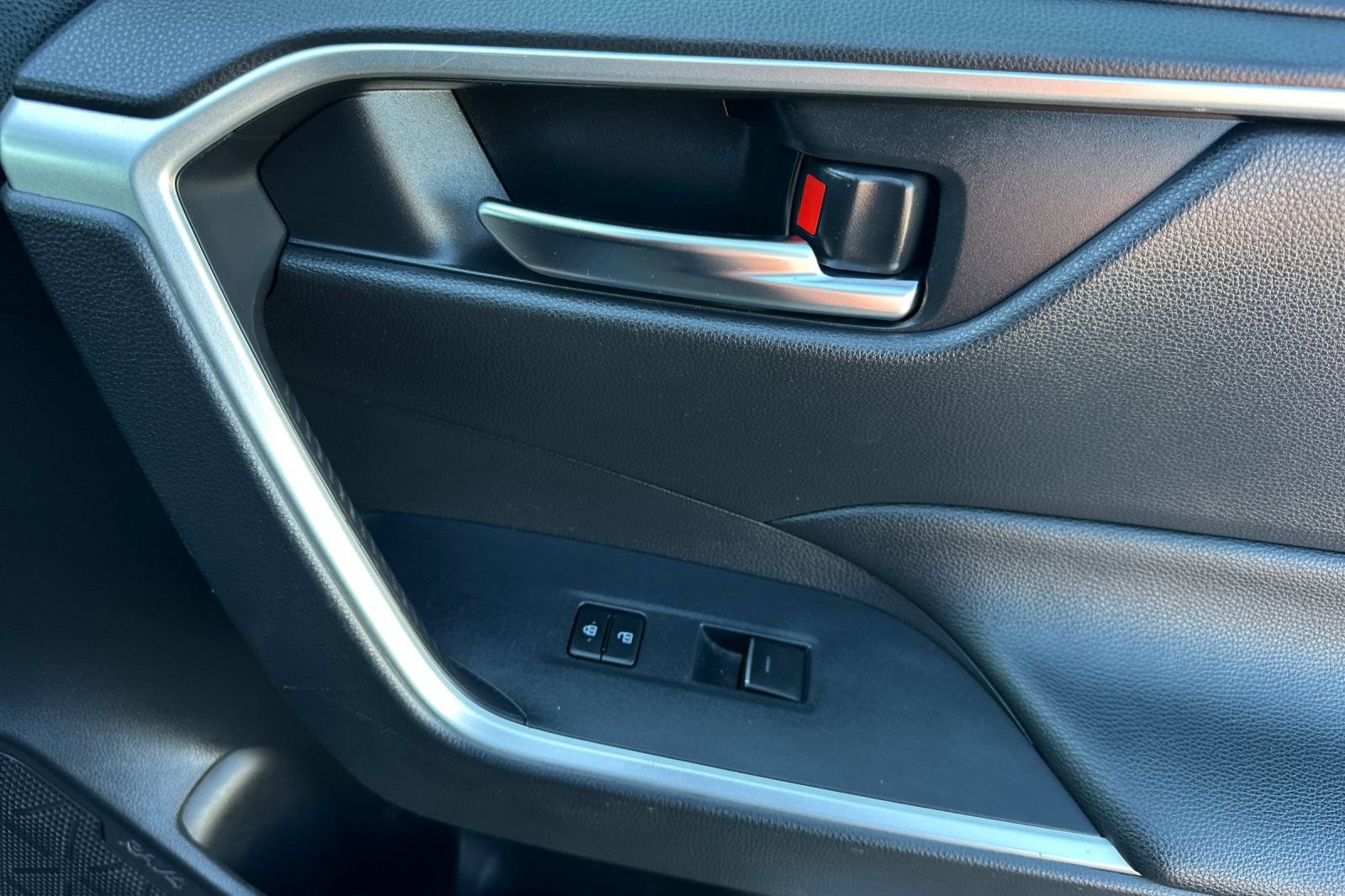 Used 2022 Toyota RAV4 XLE w/ Convenience Package image 22