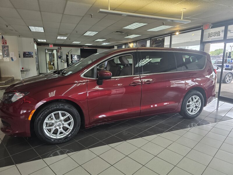 Used 2021 Chrysler Voyager LX FWD image 2