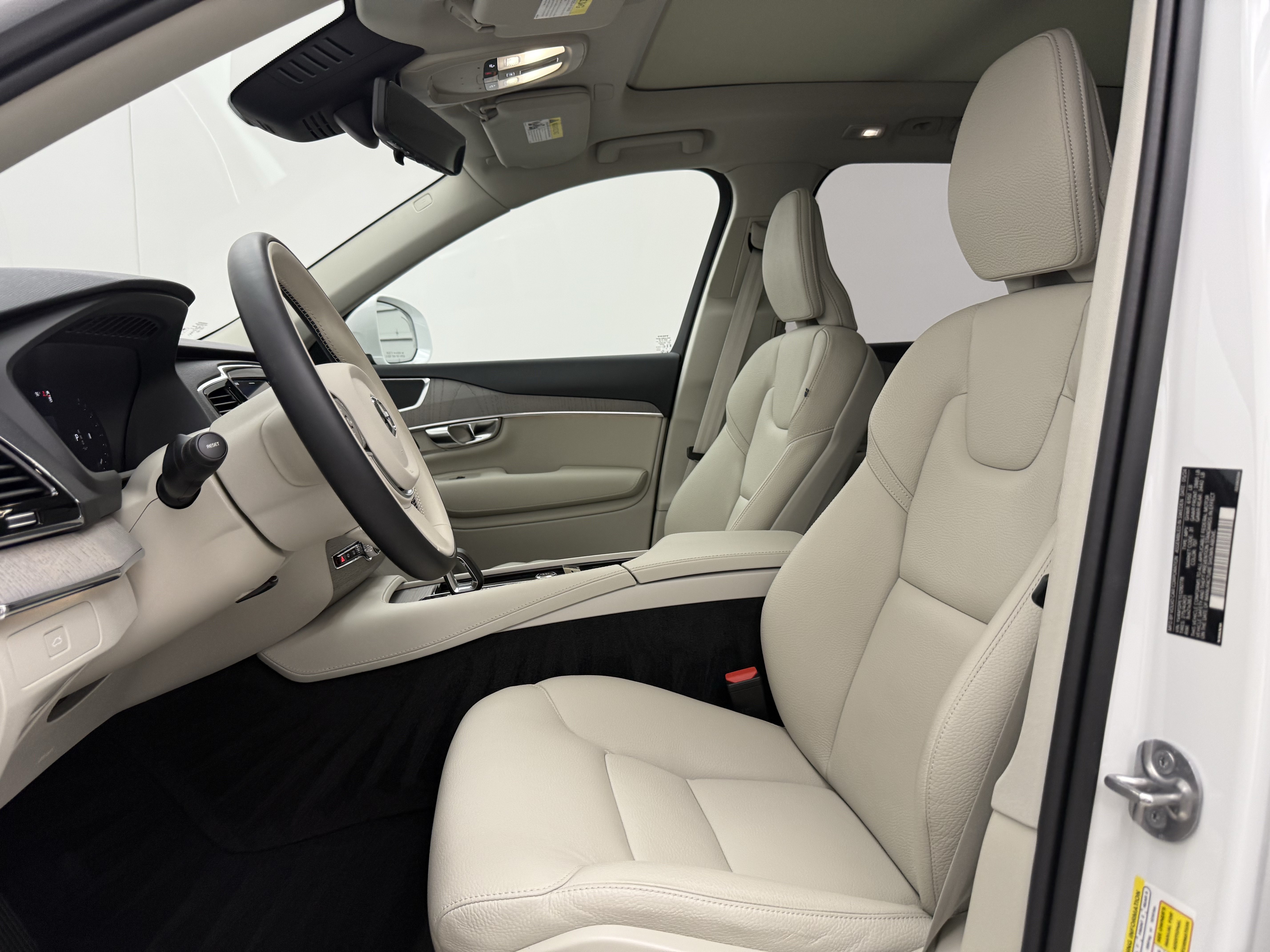 Certified 2025 Volvo XC90 B5 Plus w/ Protection Package Premier AWD/4WD image 12