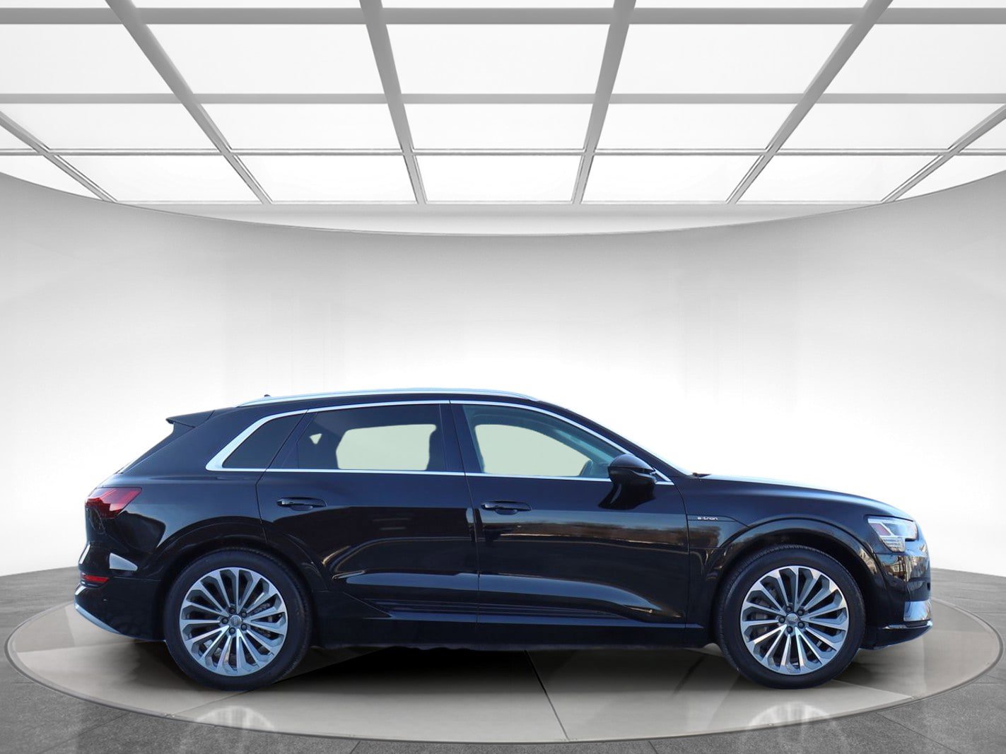 Used 2019 Audi e-tron Prestige w/ Prestige Package image 4