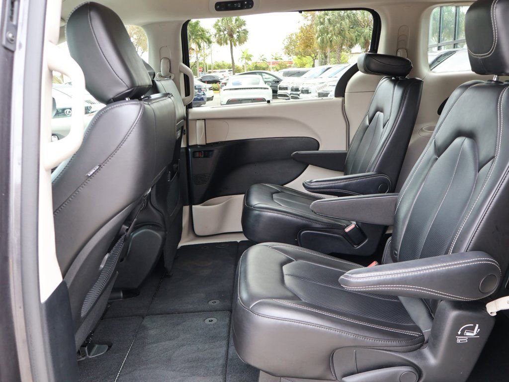 Used 2023 Chrysler Pacifica Touring-L FWD image 38
