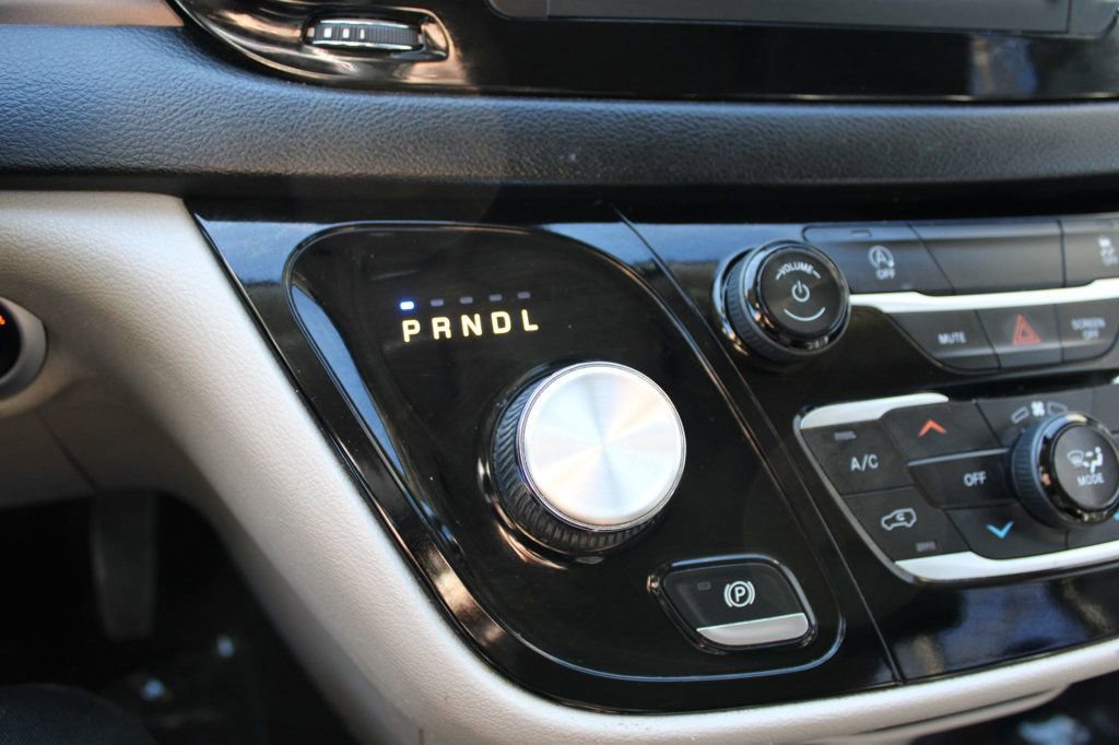 Used 2020 Chrysler Voyager Lxi image 17