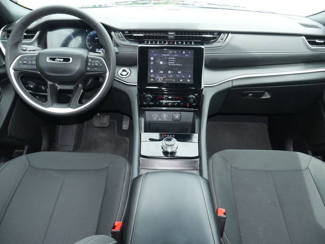 Used 2025 Jeep Grand Cherokee Laredo X AWD/4WD image 6