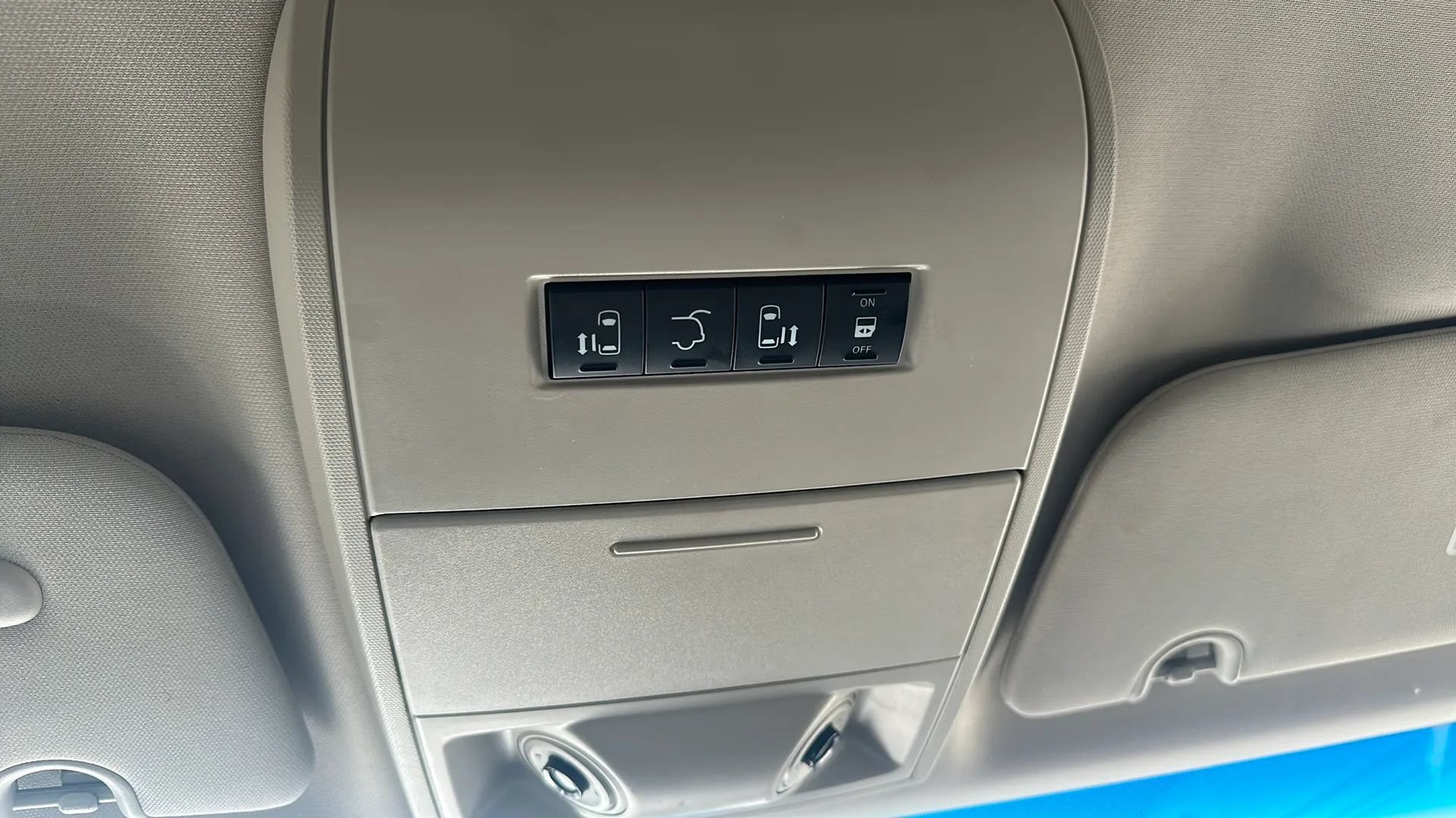 Used 2016 Chrysler Town & Country Touring FWD image 19