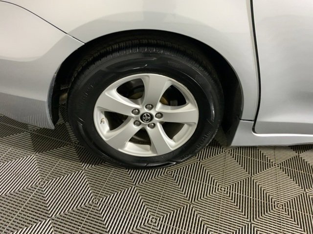 Used 2019 Toyota Sienna LE w/ LE Preferred Package image 40