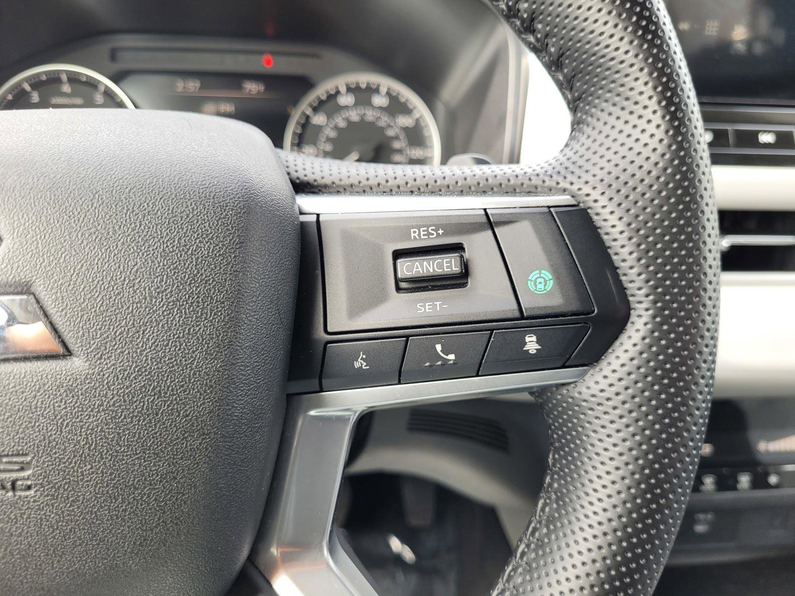 Used 2025 Mitsubishi Outlander SE AWD/4WD image 32