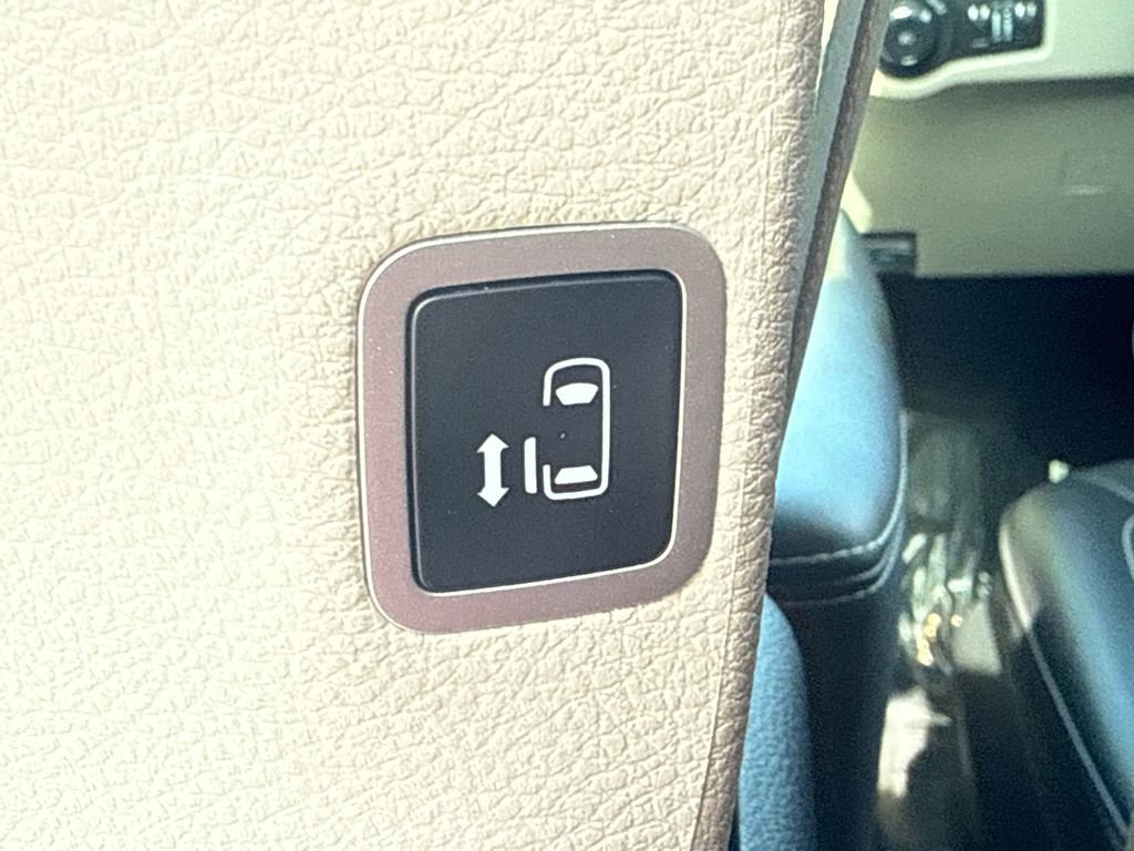 Used 2024 Chrysler Pacifica Touring-L FWD image 21