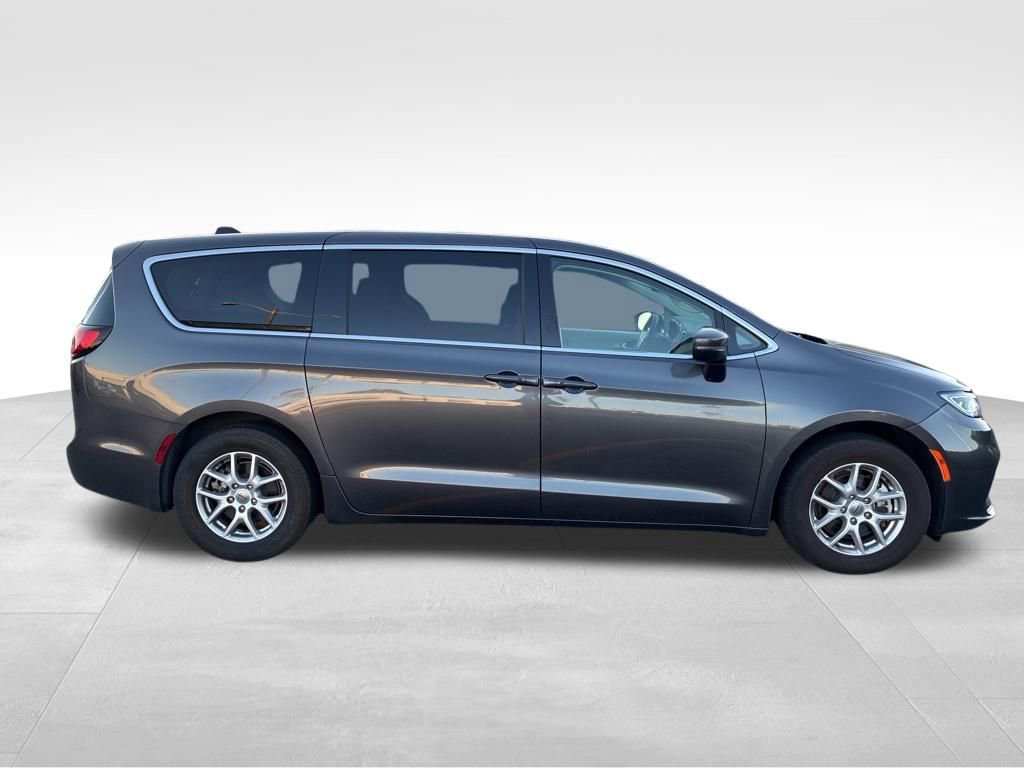 Used 2023 Chrysler Pacifica Touring-L image 7