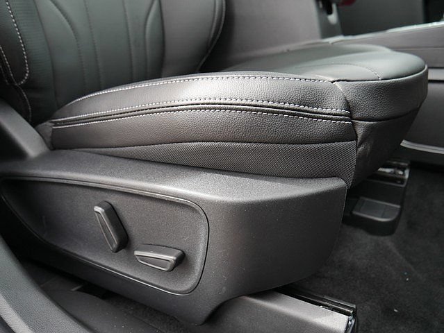 New 2025 Ford Escape SE w/ PHEV Premium Package FWD image 31
