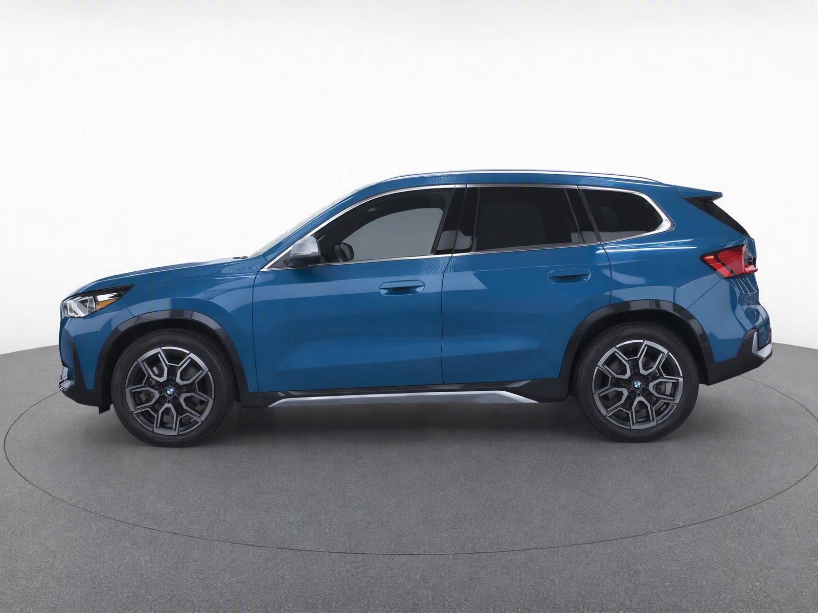 Certified 2023 BMW X1 xDrive28i w/ Convenience Package AWD/4WD image 3