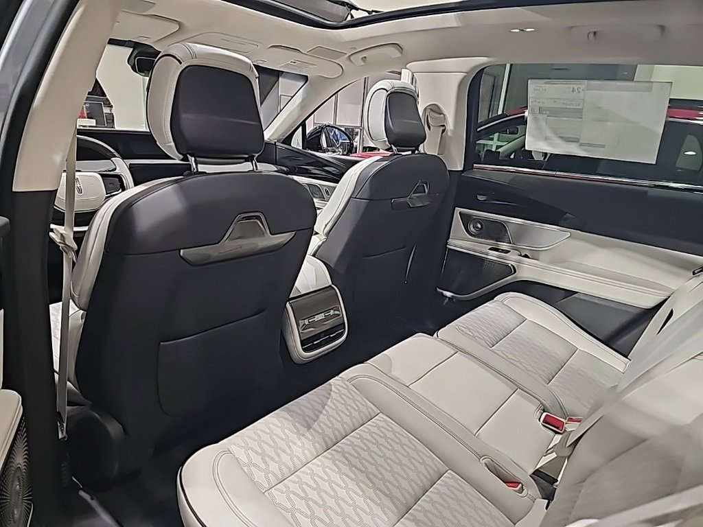 New 2024 Lincoln Nautilus Black Label w/ Jet Appearance Package (87T) image 8