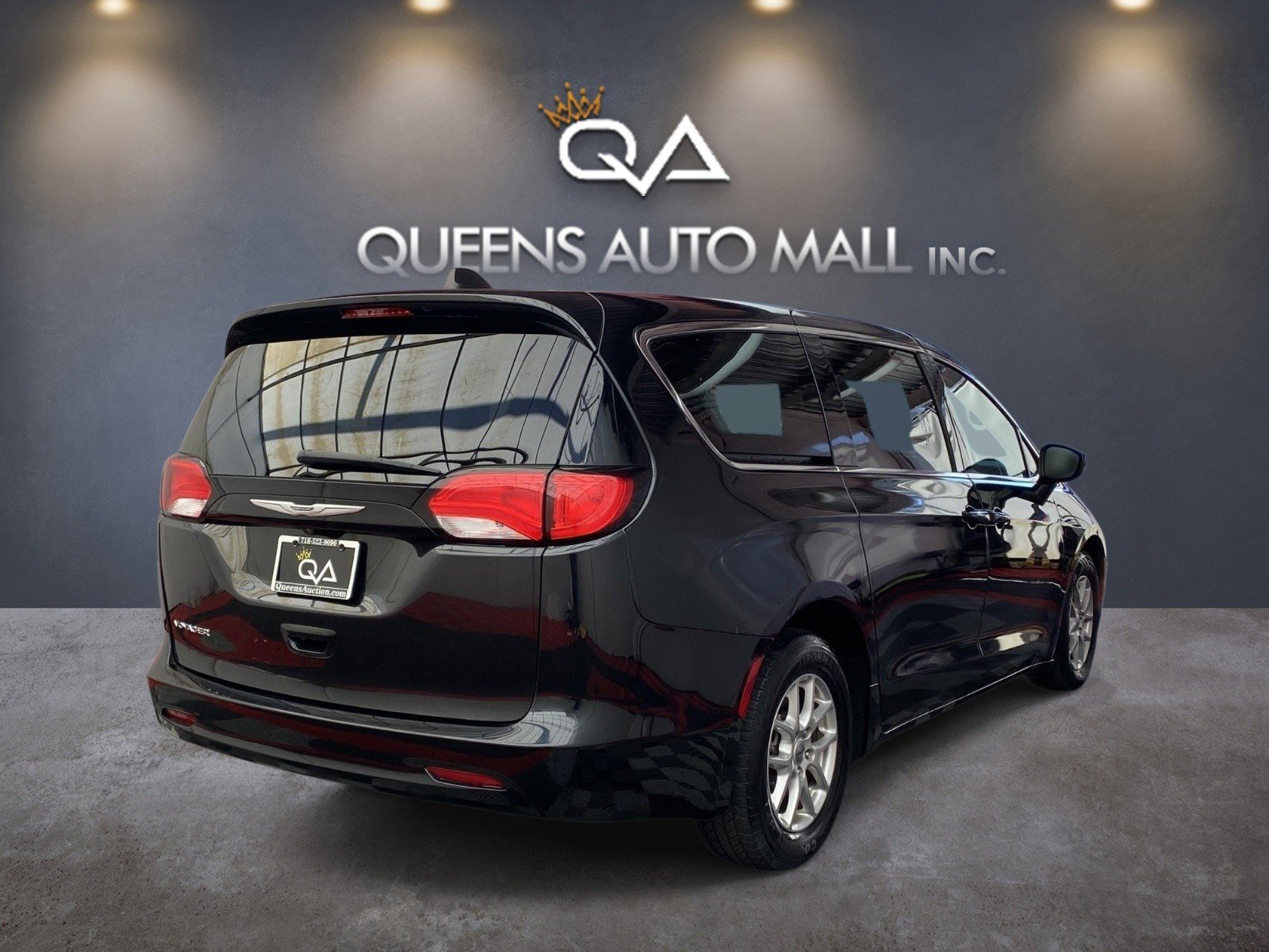 Used 2022 Chrysler Voyager LX FWD image 6