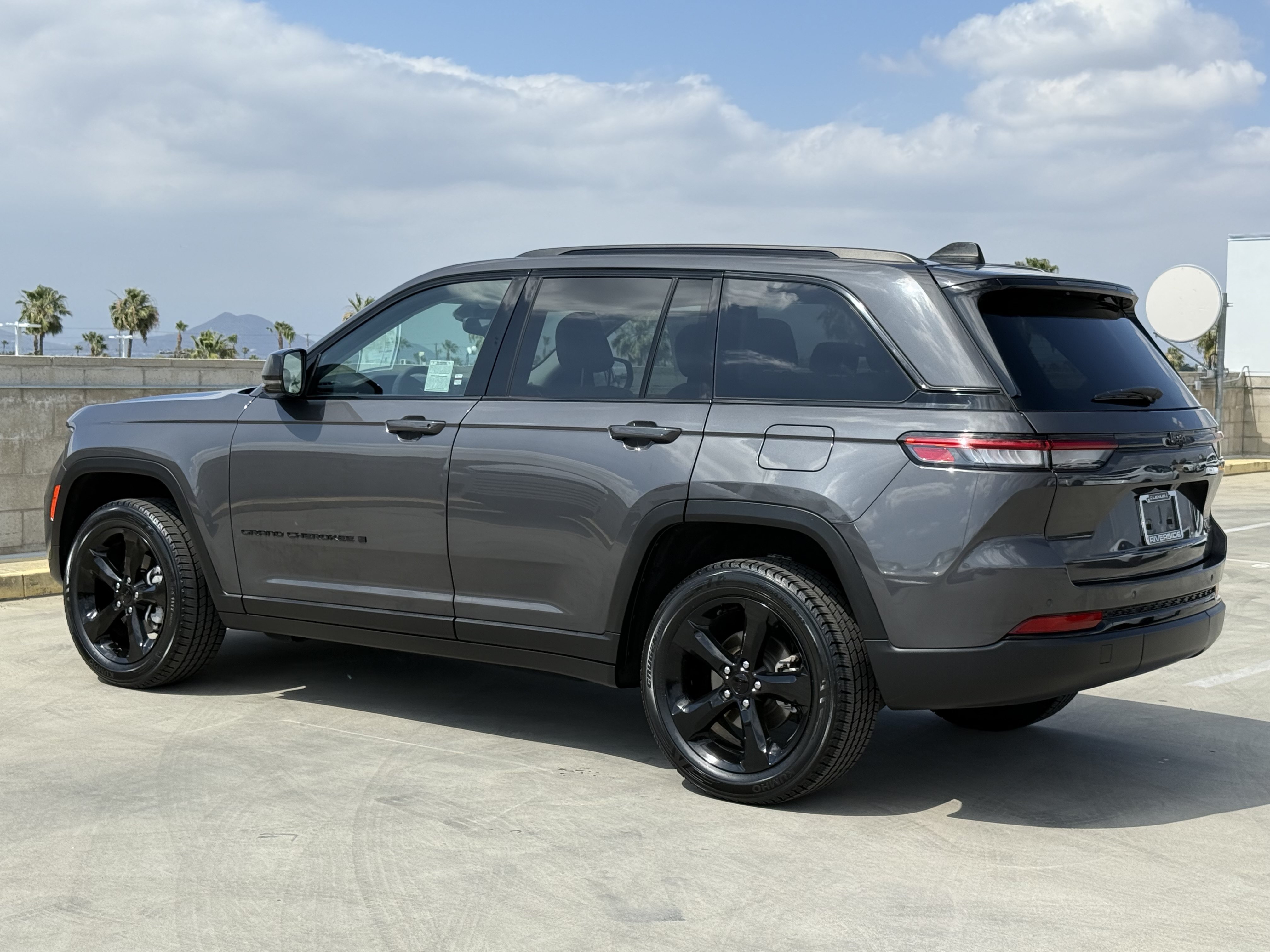Used 2024 Jeep Grand Cherokee Limited w/ Black Appearance Package RWD image 9