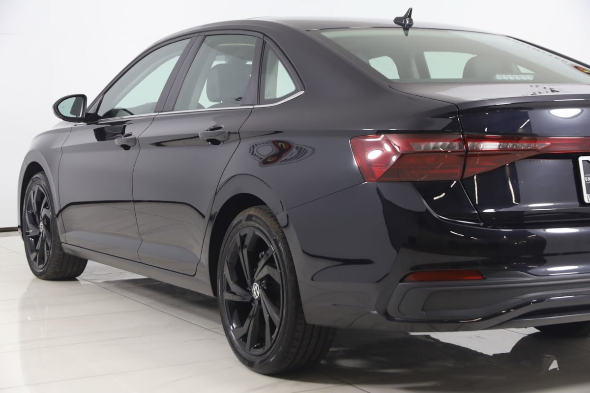 Used 2025 Volkswagen Jetta SE w/ Sunroof Package FWD image 24