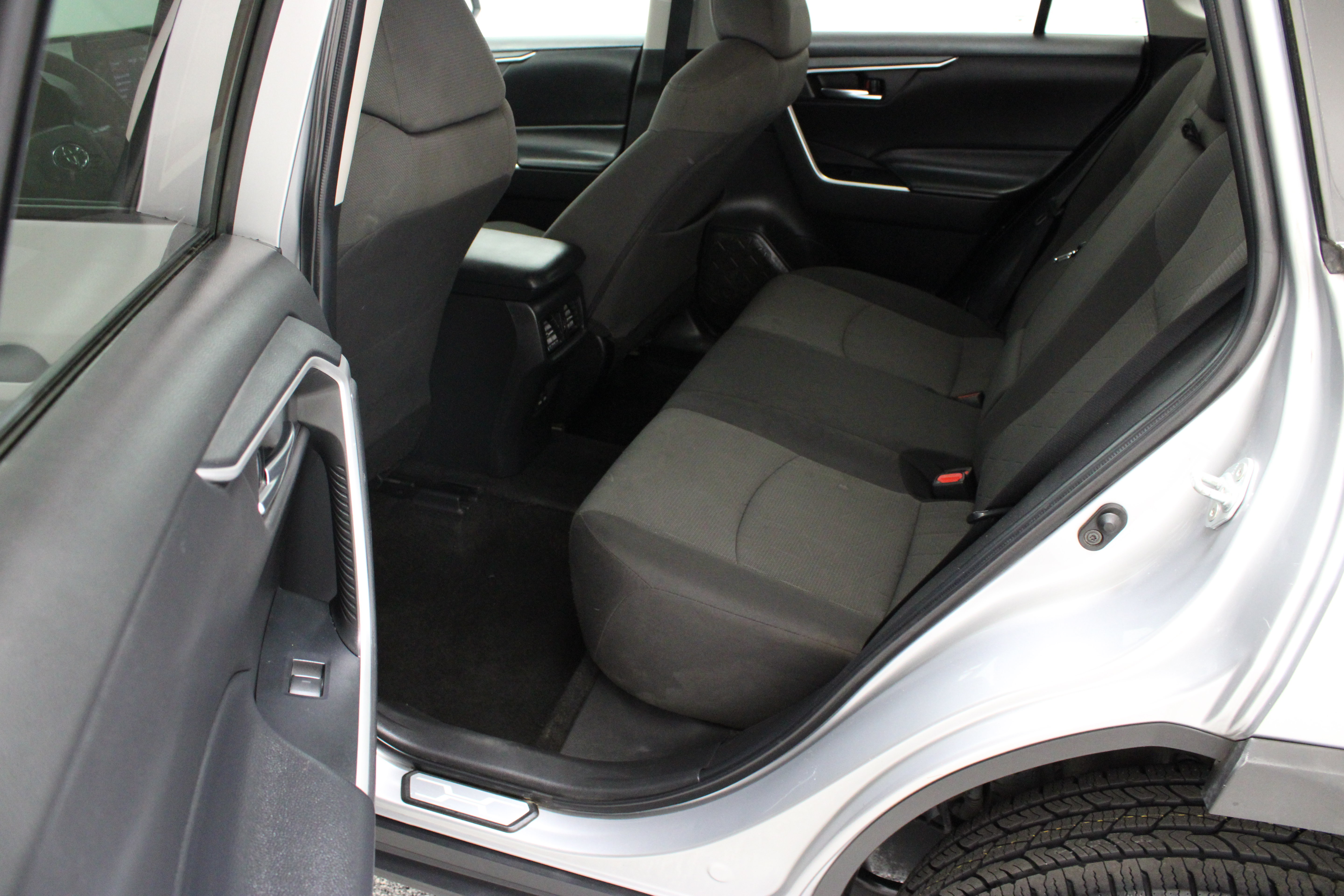 Used 2022 Toyota RAV4 XLE AWD/4WD image 27