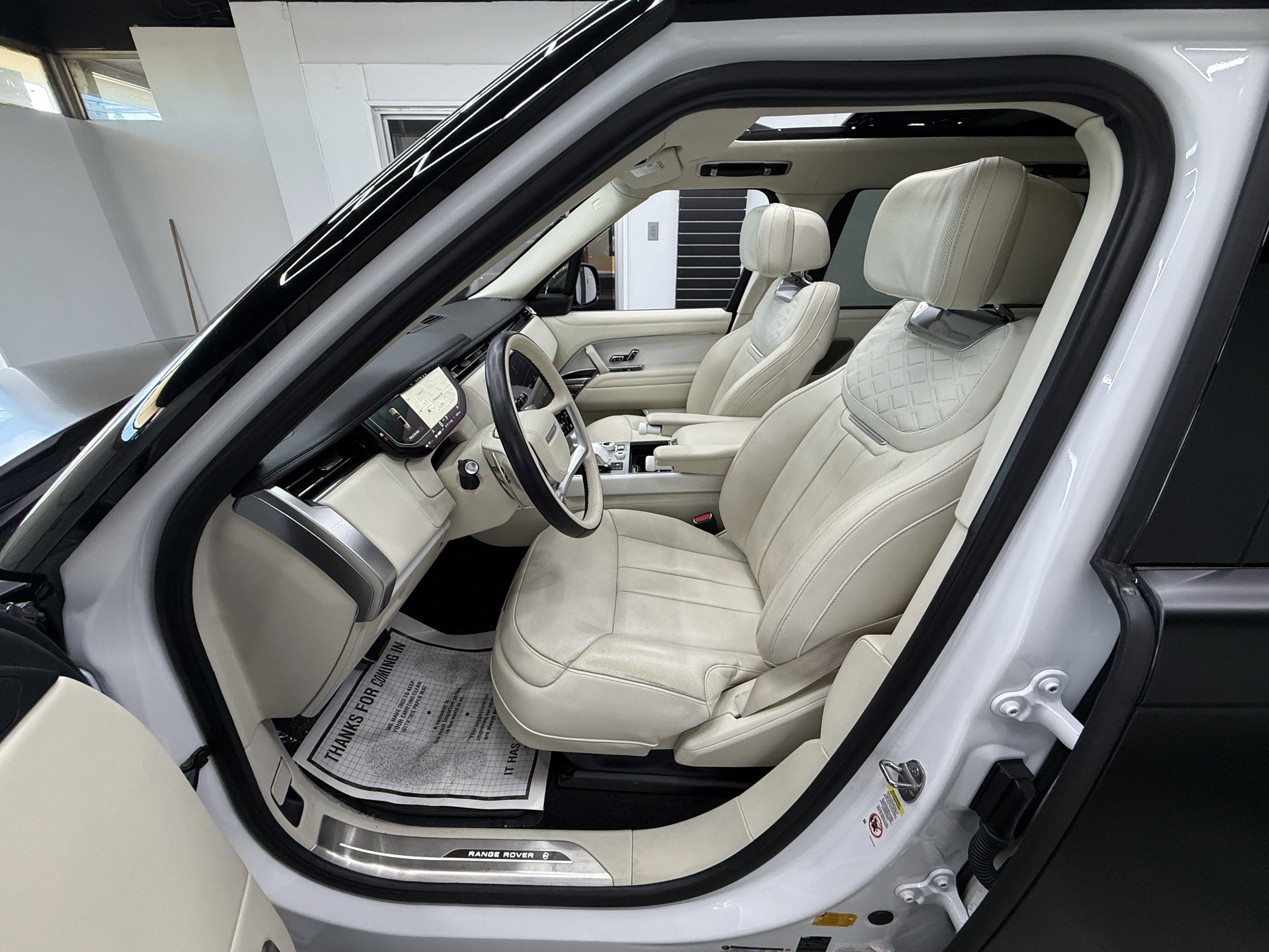 Used 2023 Land Rover Range Rover SV image 14