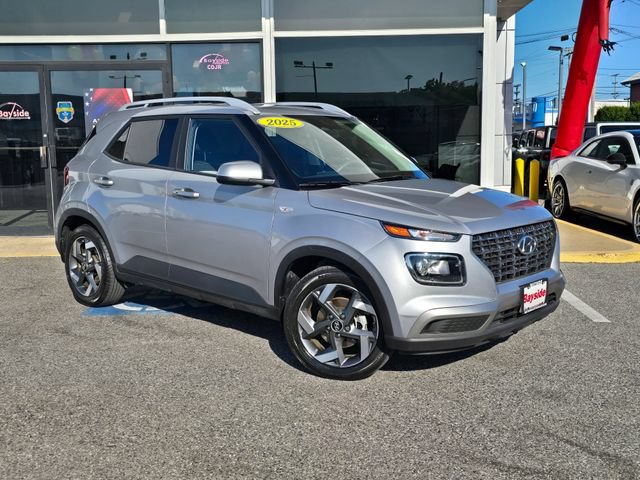 Used 2025 Hyundai Venue SEL FWD image 2
