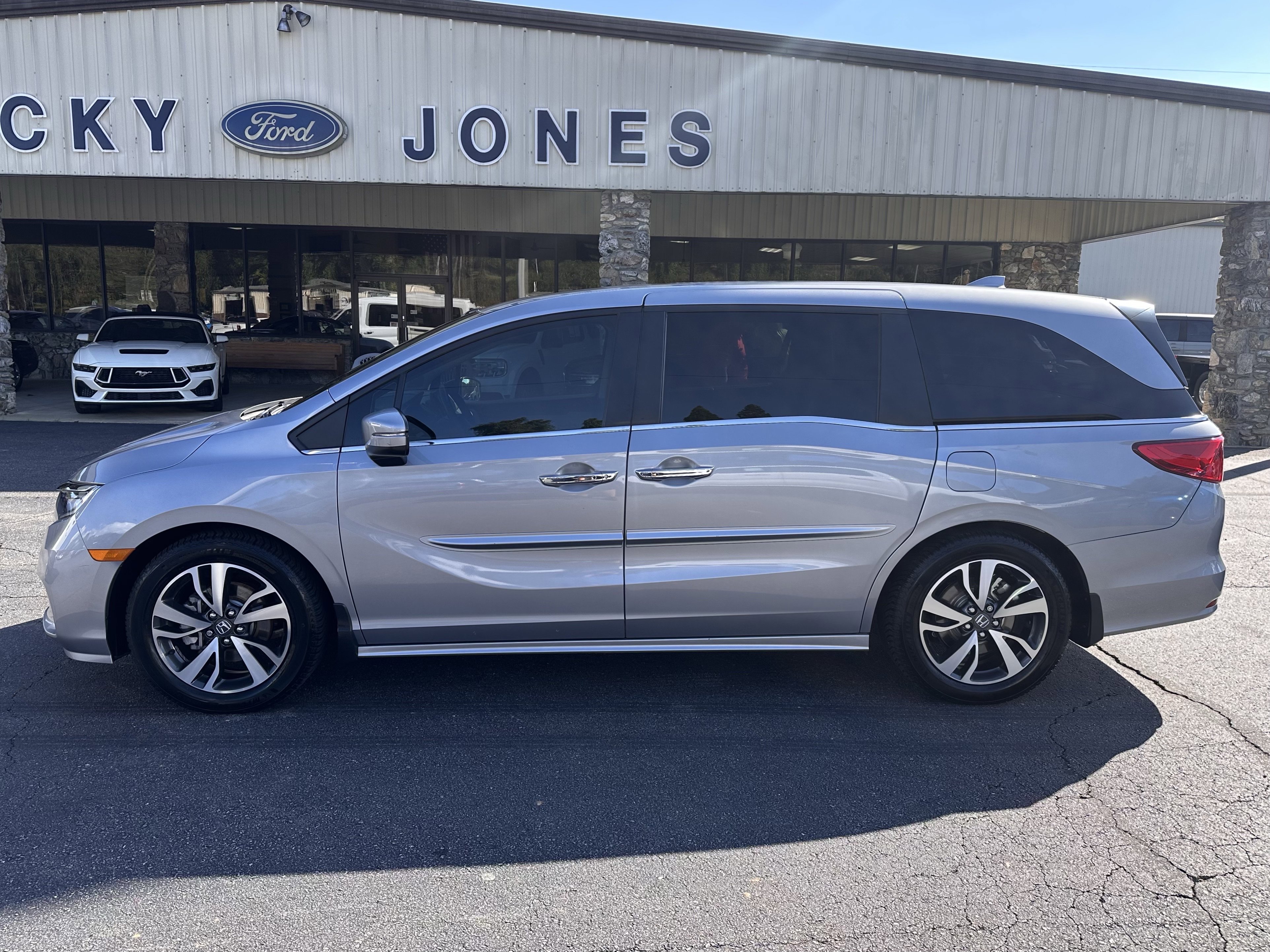 Used 2023 Honda Odyssey Touring image 1