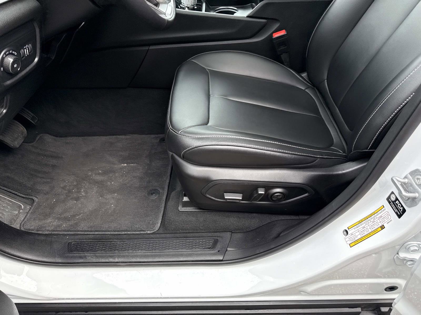 Used 2025 Jeep Grand Cherokee Limited w/ Black Appearance Package image 22