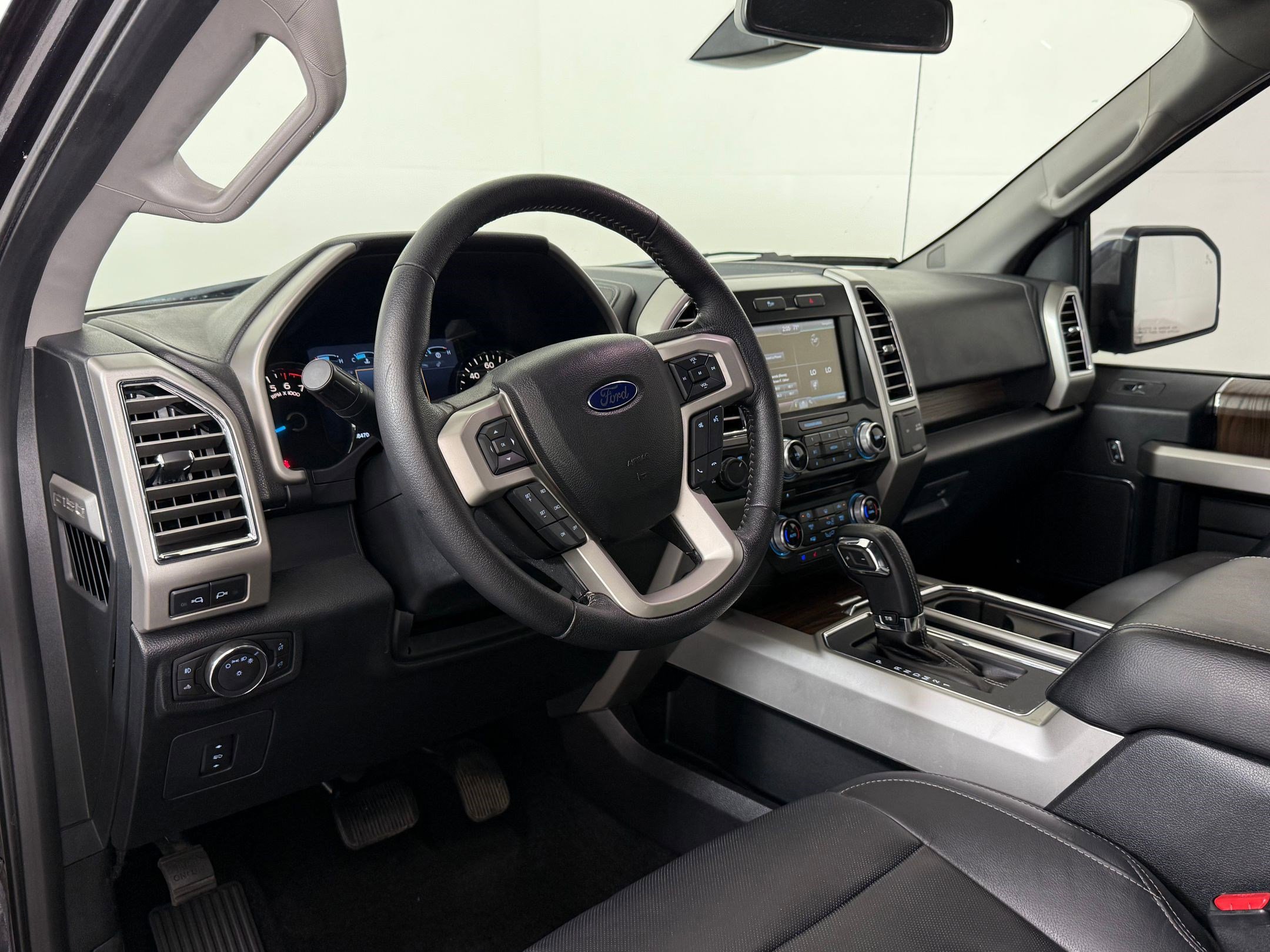 Used 2015 Ford F150 Lariat w/ Equipment Group 502A Luxury image 4