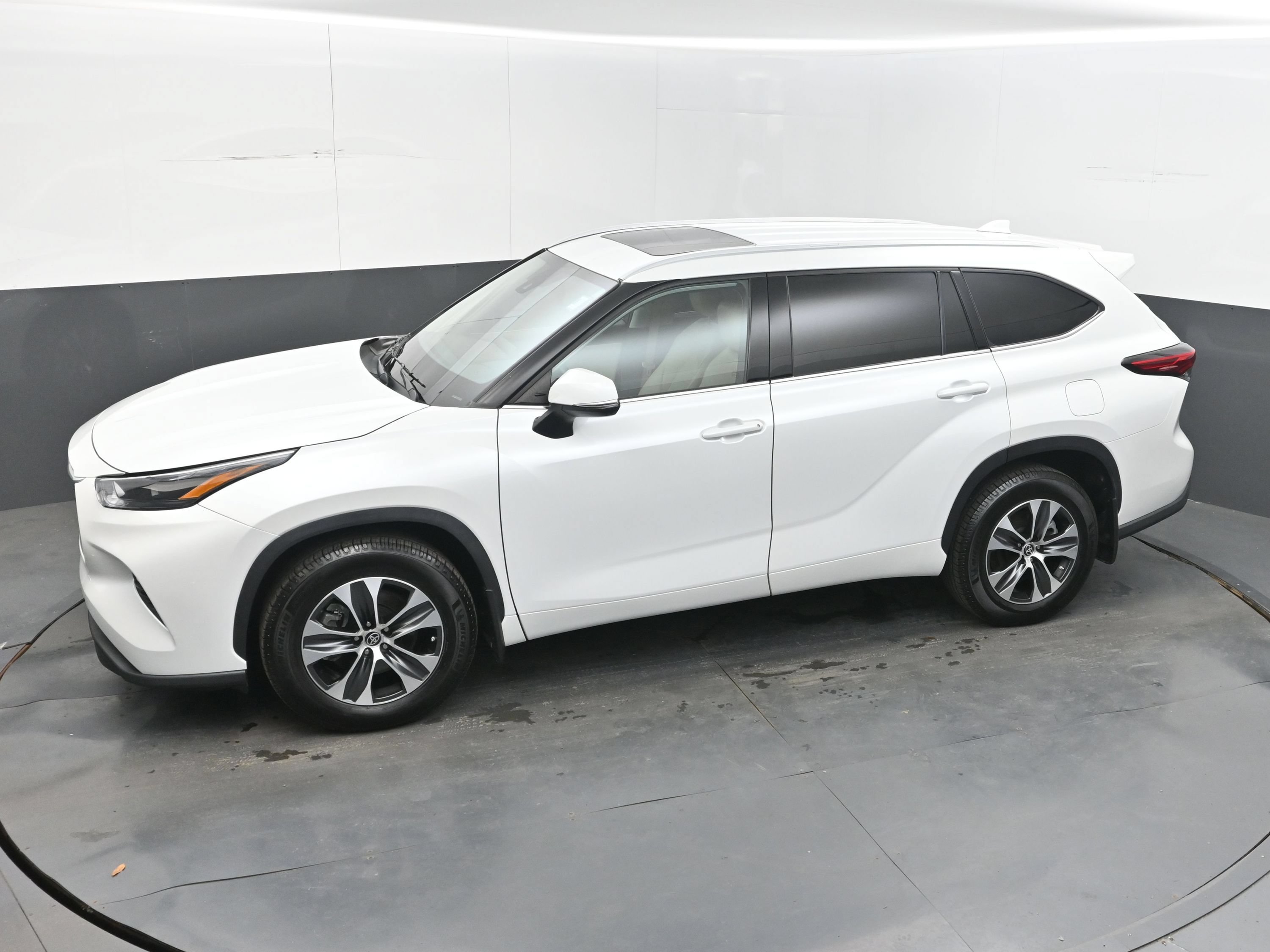 Used 2022 Toyota Highlander XLE AWD/4WD image 34