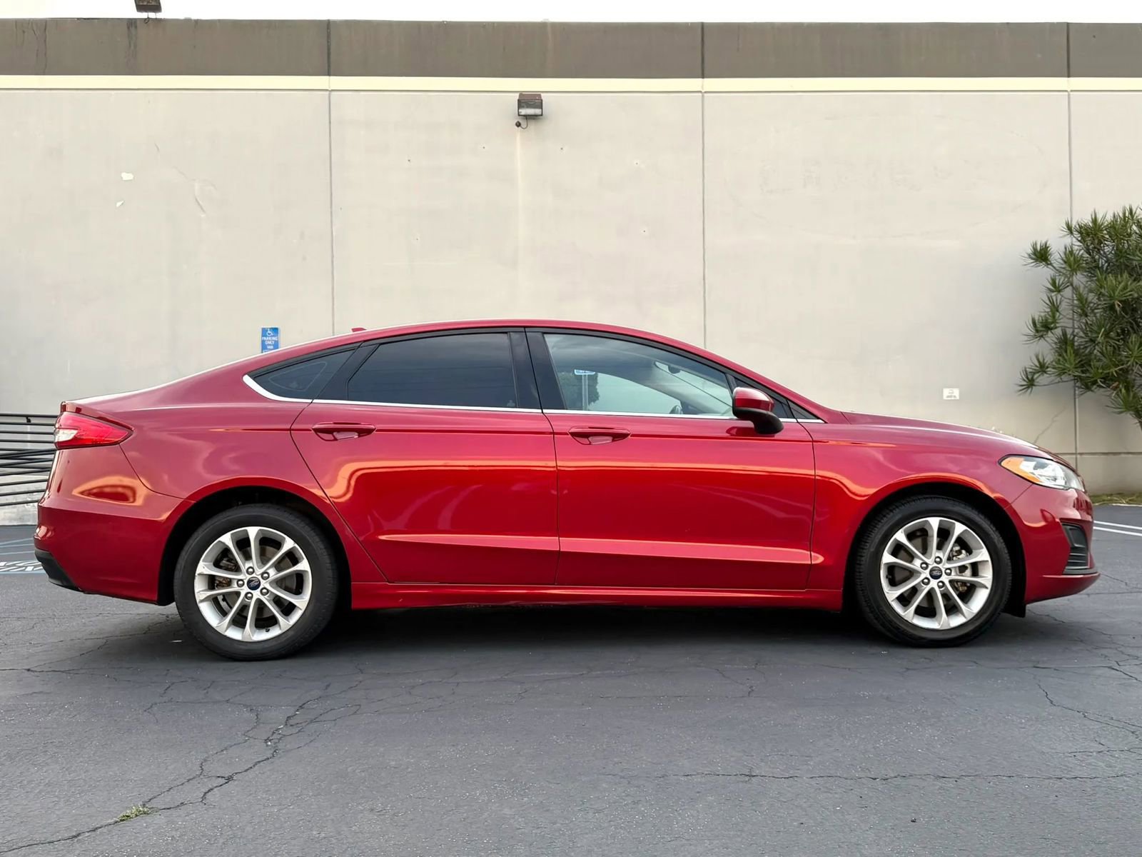 Used 2020 Ford Fusion SE image 3