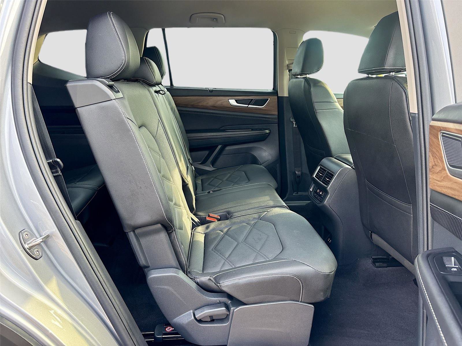 Used 2025 Volkswagen Atlas SE image 26