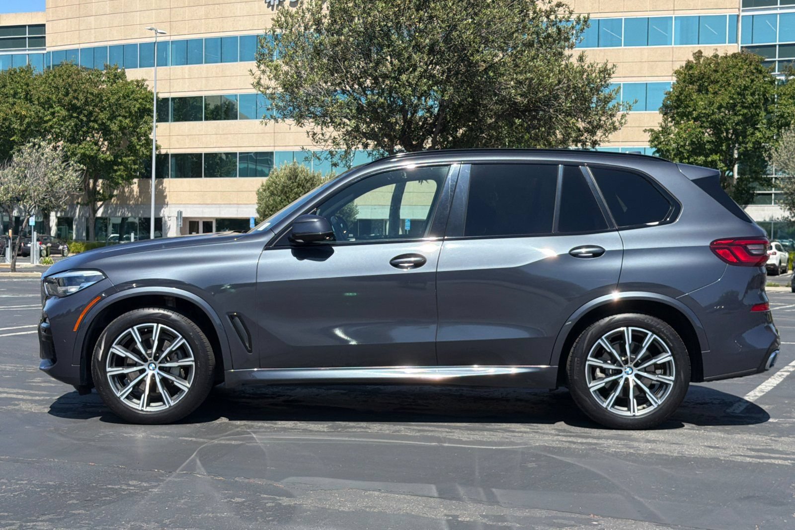 Used 2019 BMW X5 xDrive40i w/ M Sport Package AWD/4WD image 7