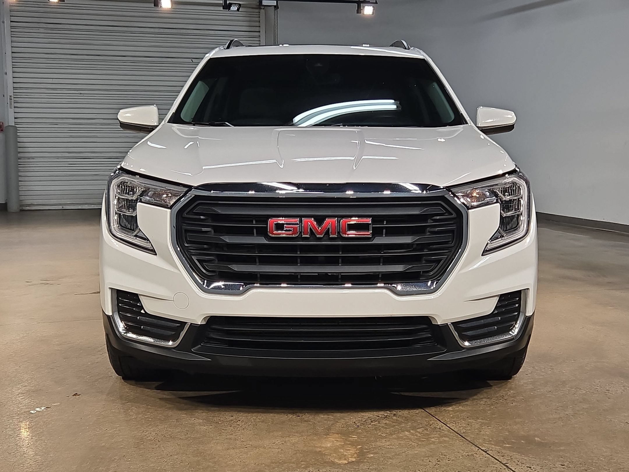 Used 2022 GMC Terrain SLE w/ Driver Convenience Package FWD image 2