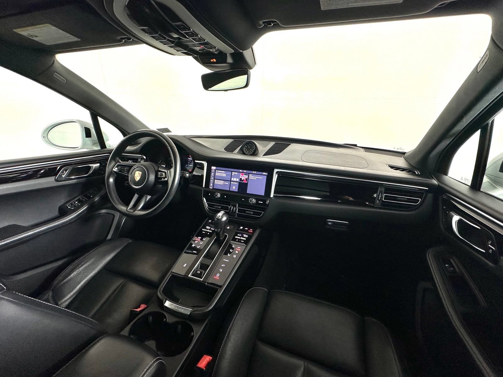 Used 2022 Porsche Macan AWD/4WD image 2