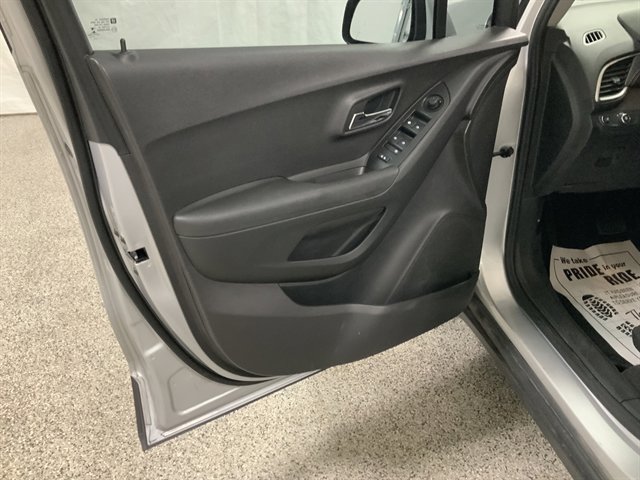 Used 2018 Chevrolet Trax LS w/ LPO, Cargo Package FWD image 14