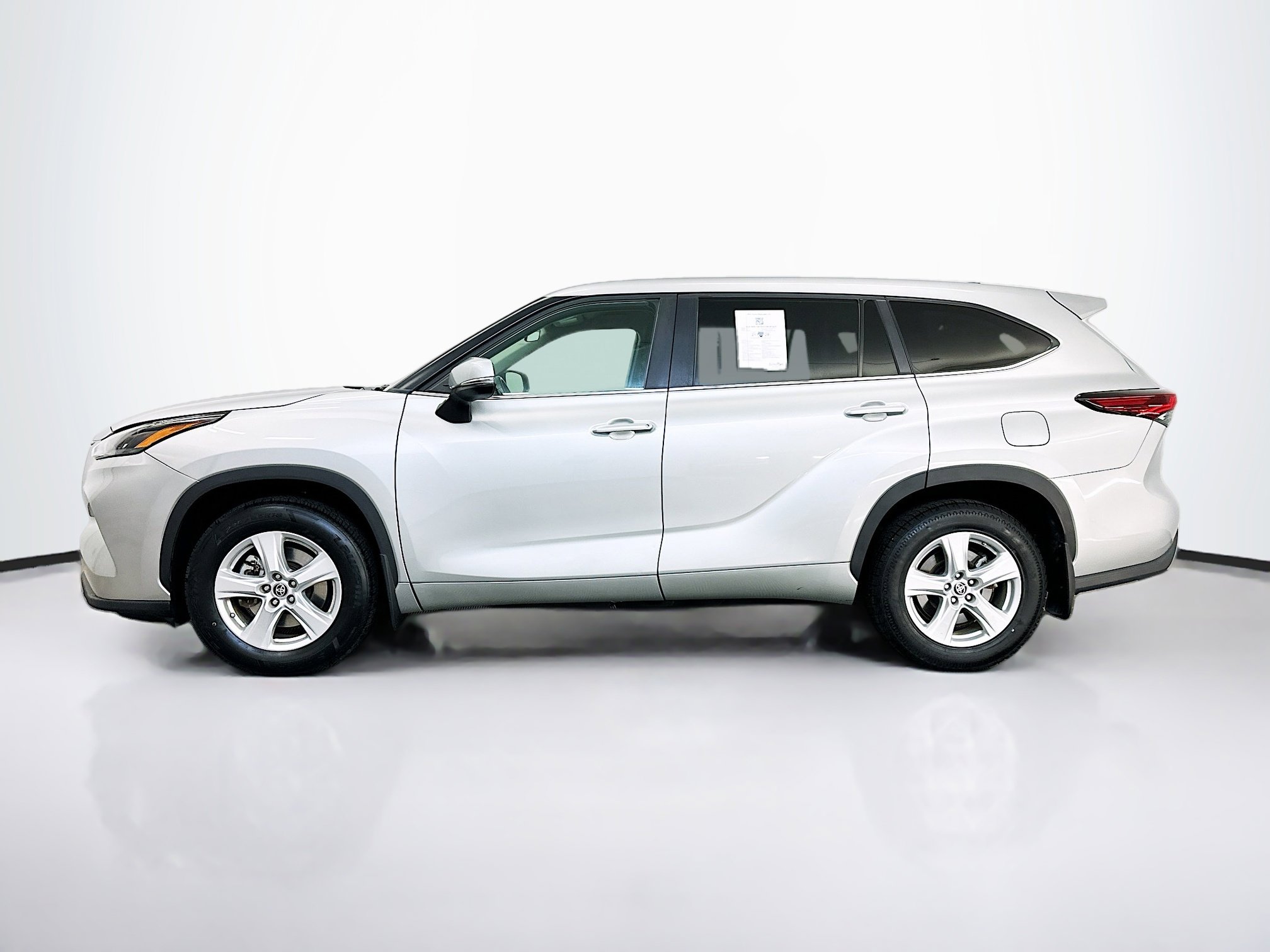 Used 2024 Toyota Highlander LE image 4