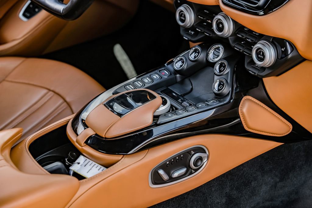 Used 2020 Aston Martin V8 Vantage Coupe RWD image 18