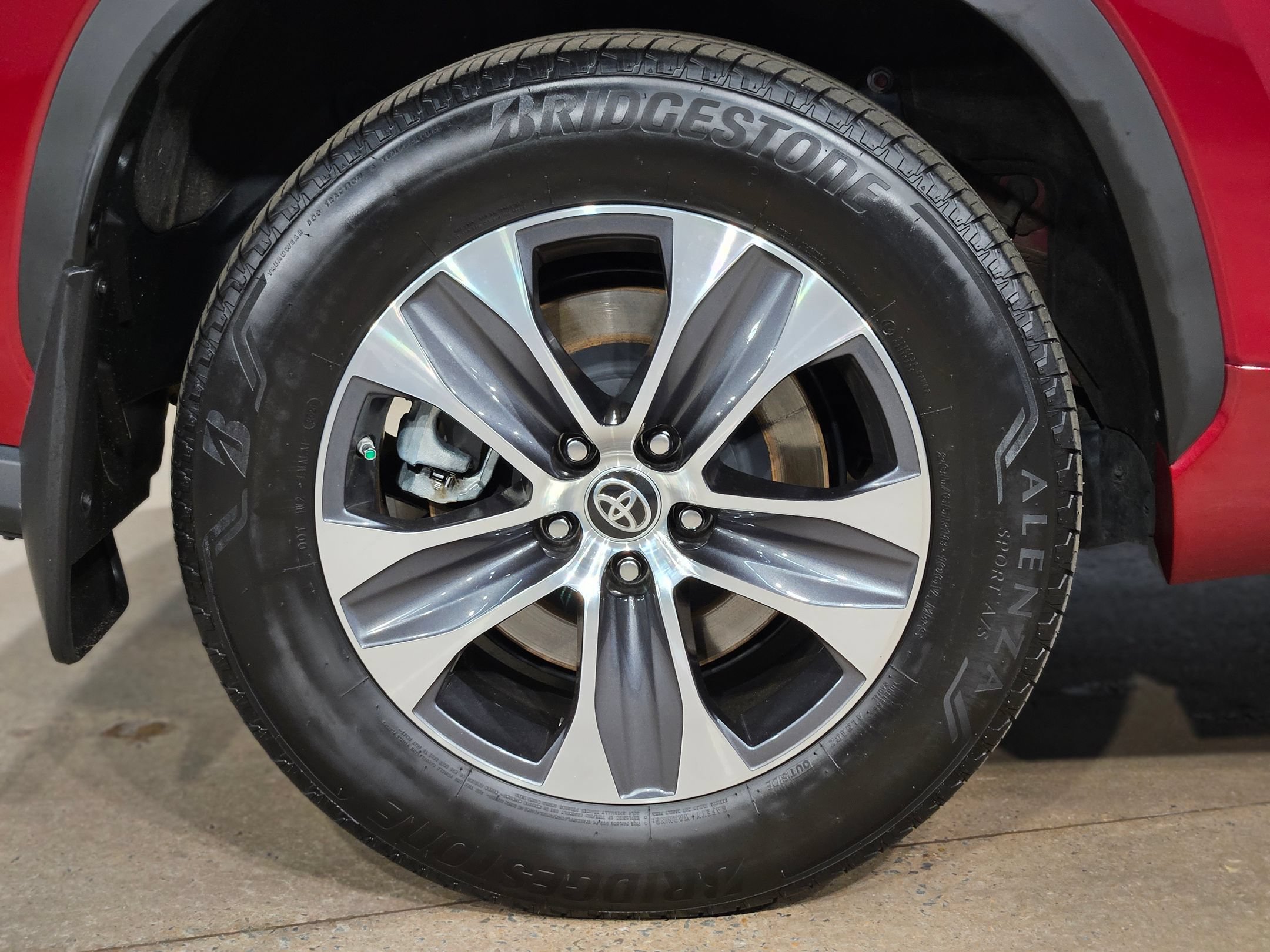 Certified 2024 Toyota Highlander XLE FWD image 17