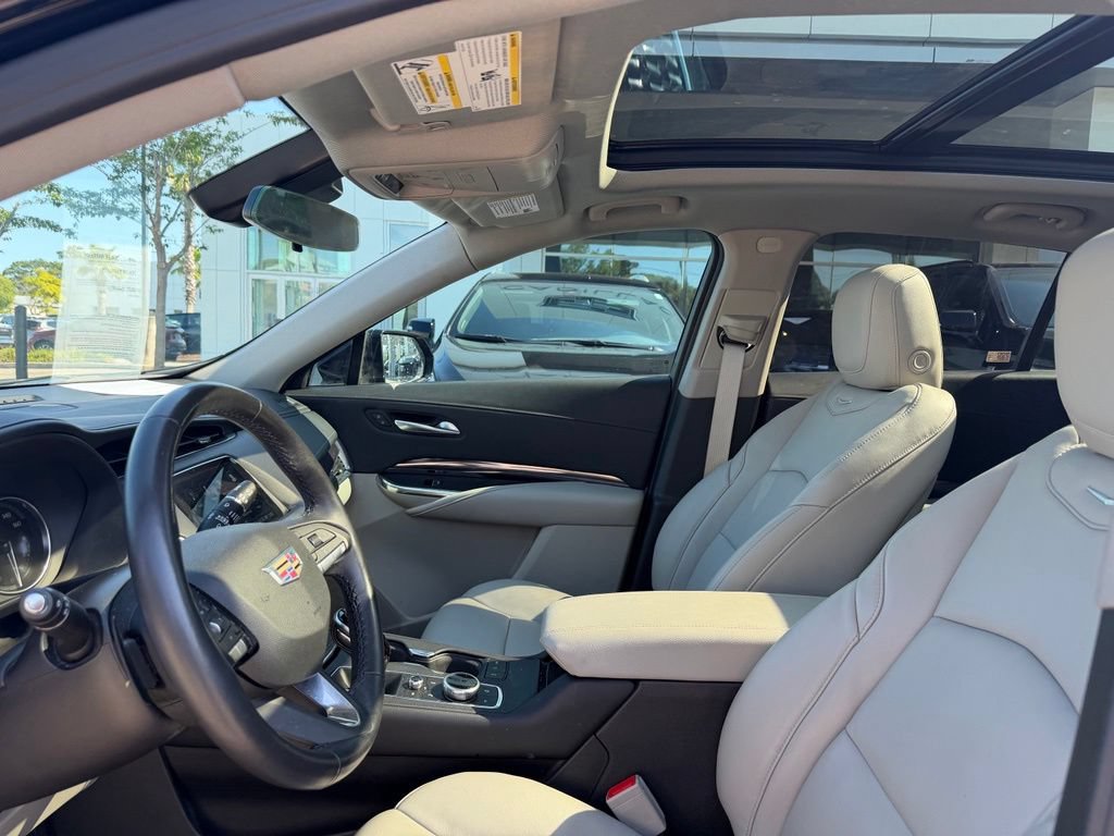Used 2023 Cadillac XT4 Luxury w/ Cold Weather Package FWD image 11