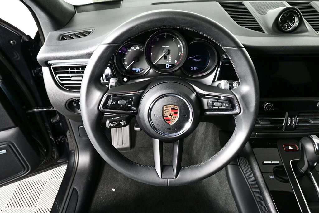 Certified 2025 Porsche Macan image 9