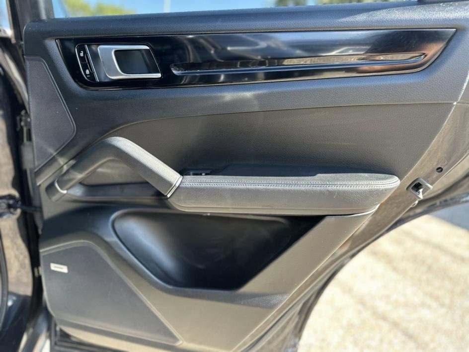 Used 2020 Porsche Cayenne image 17