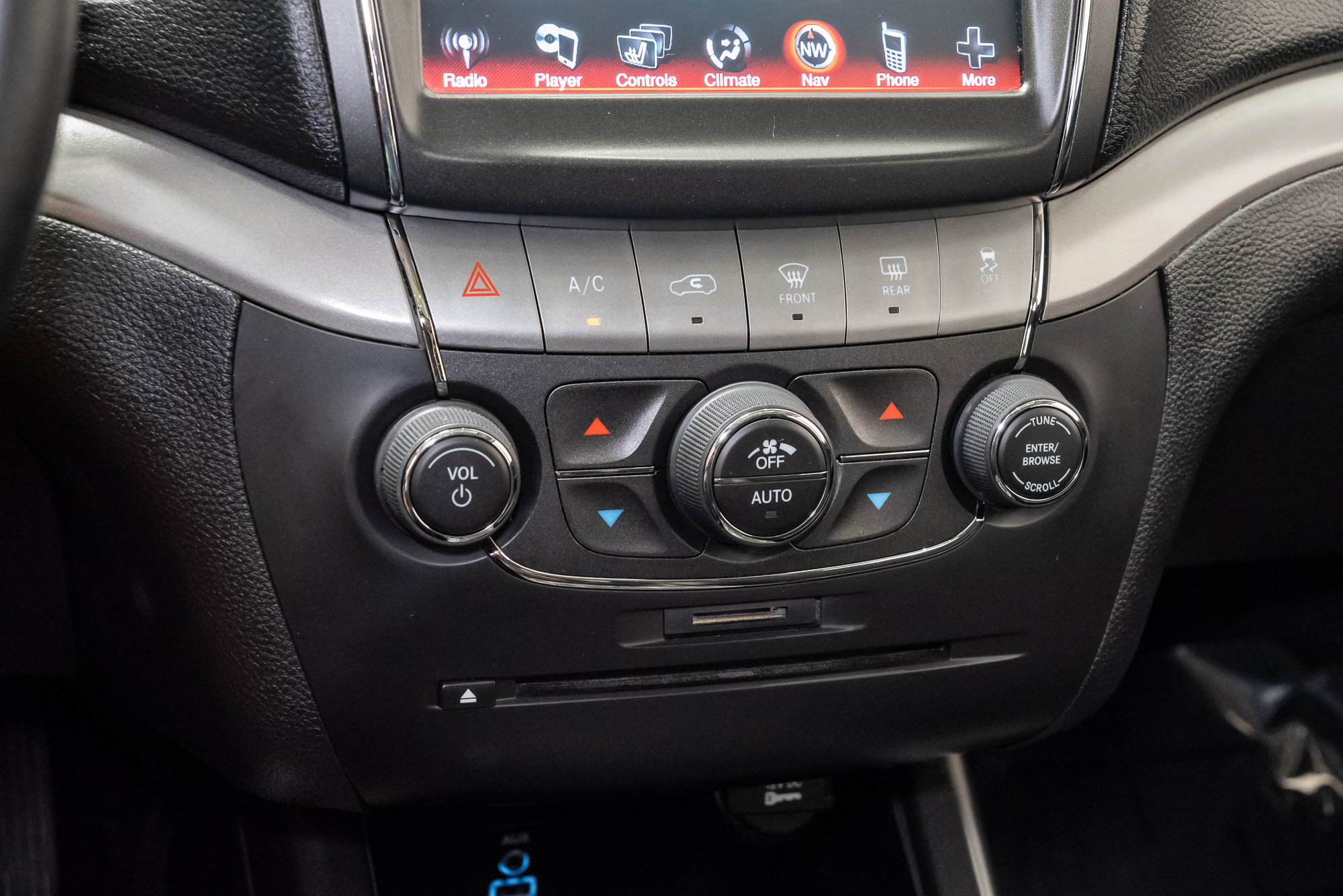 Used 2019 Dodge Journey Crossroad w/ Nav & Sun Group FWD image 21