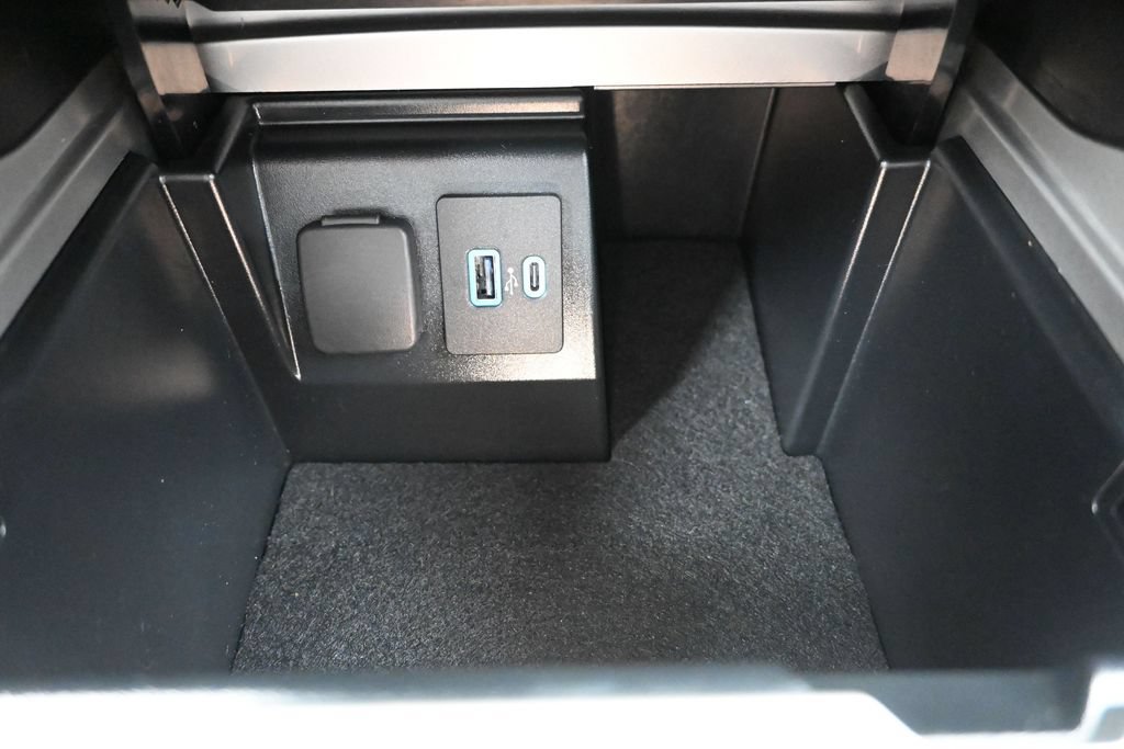 Used 2022 Ford Explorer XLT w/ Equipment Group 202A AWD/4WD image 21