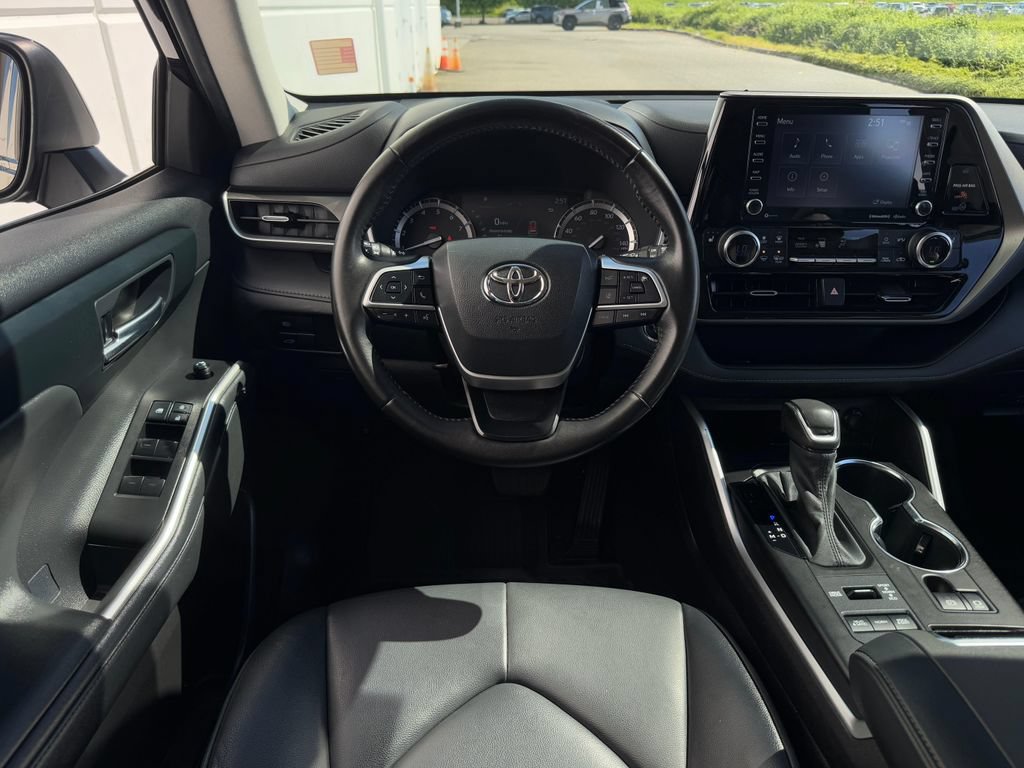 Used 2022 Toyota Highlander XLE AWD/4WD image 13