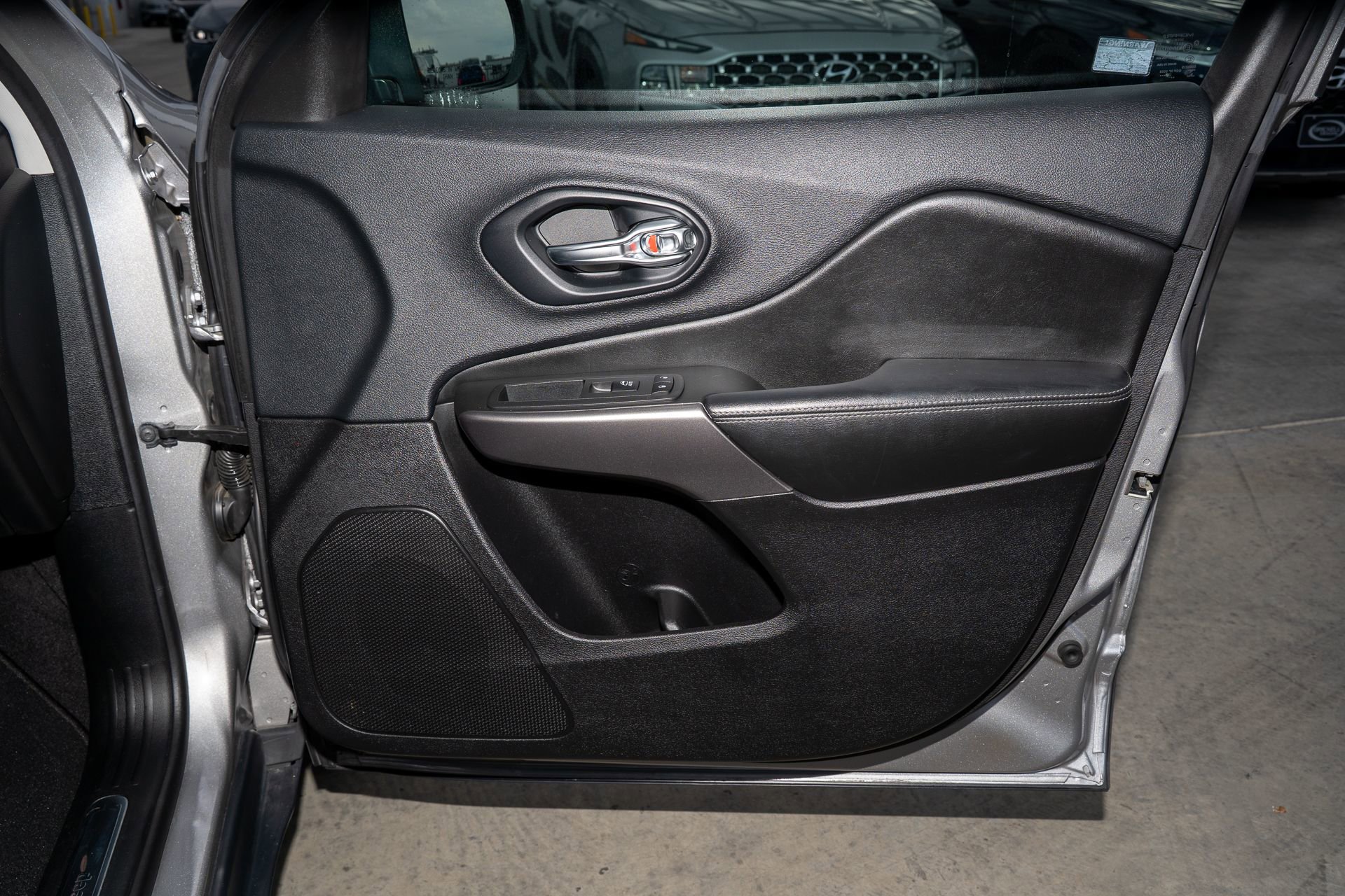 Used 2019 Jeep Cherokee Limited w/ Luxury Group image 13