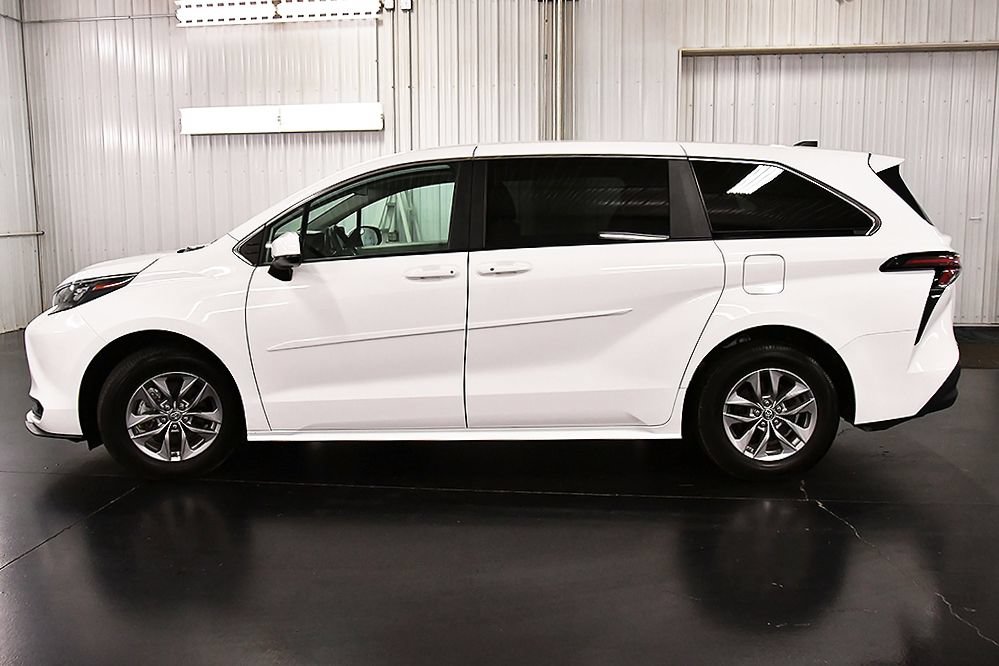 Used 2024 Toyota Sienna LE AWD/4WD image 4